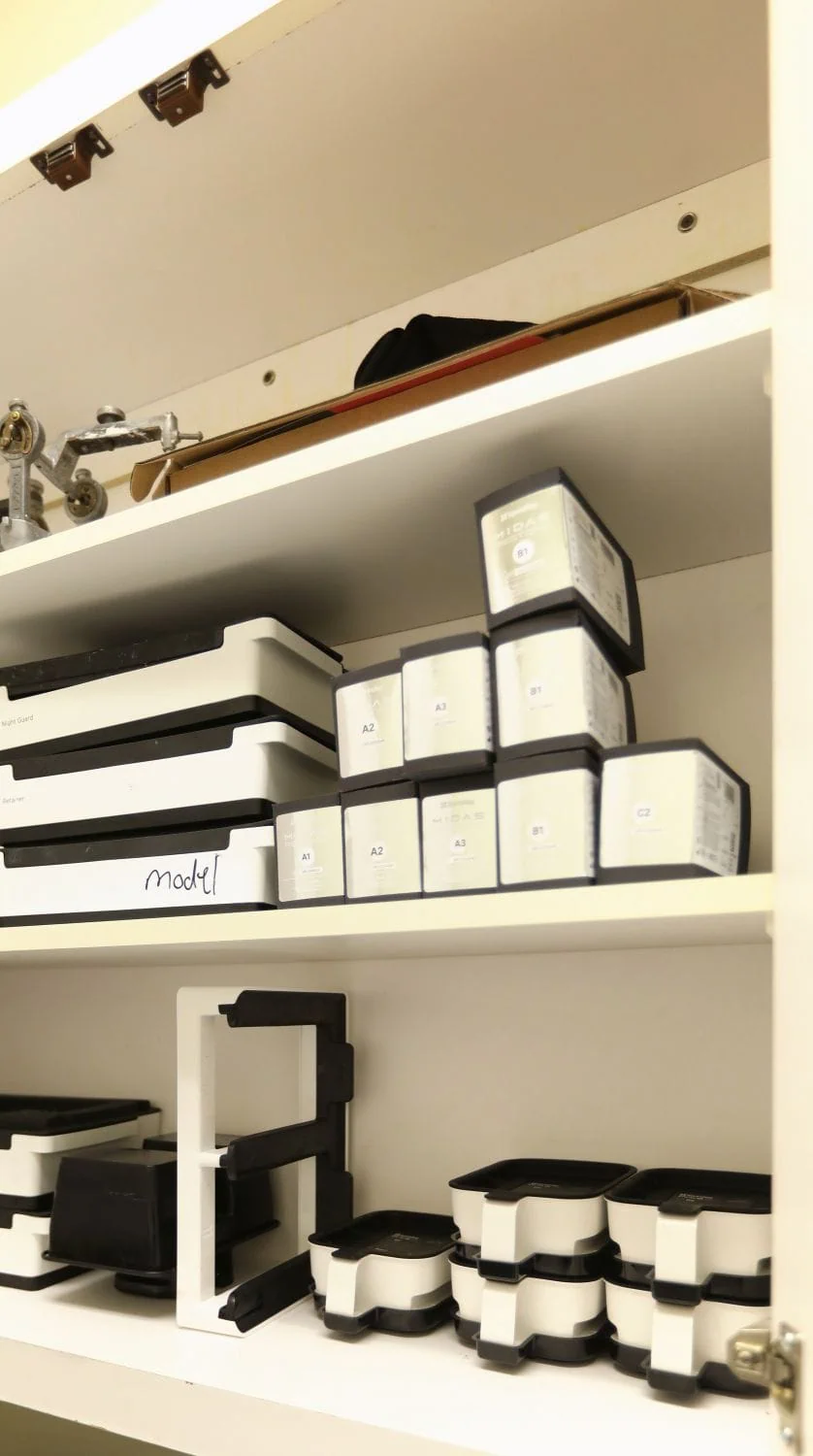 Resin tanks for models, night guards and retainers, and tooth-shade resin capsules in the dental lab